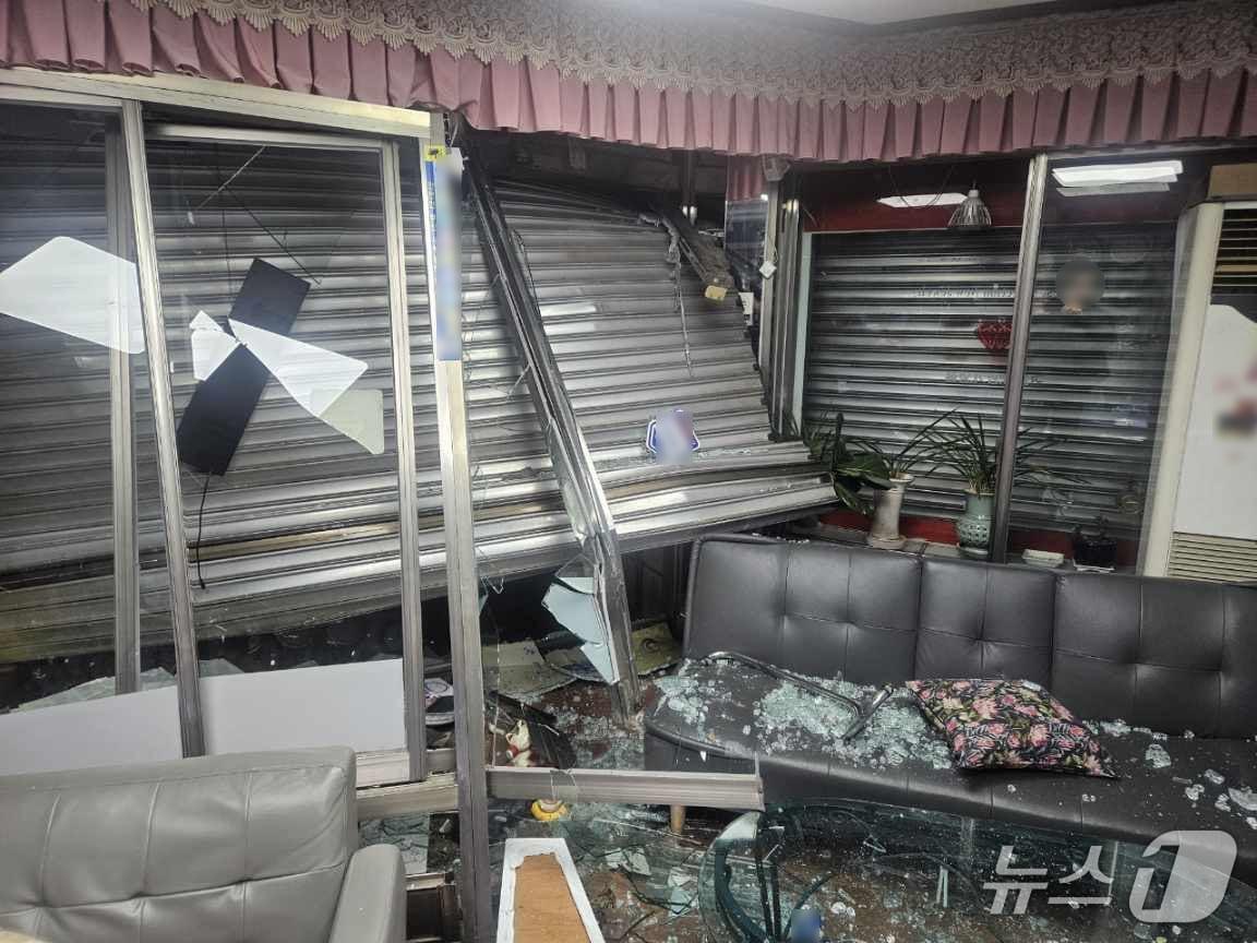 본문 이미지 - 40대 남성 A 씨가 지난 14일 오후 4시 33분쯤 부산시 한 금은방에서 1.2톤 활어 운반차로 돌진해 침입한 뒤 귀금속을 훔치고 달아났다. 사진은 당시 A 씨가 금은방 출입문을 부수고 침입한 현장 모습(부산 수영경찰서 제공. 재판매 및 DB금지)