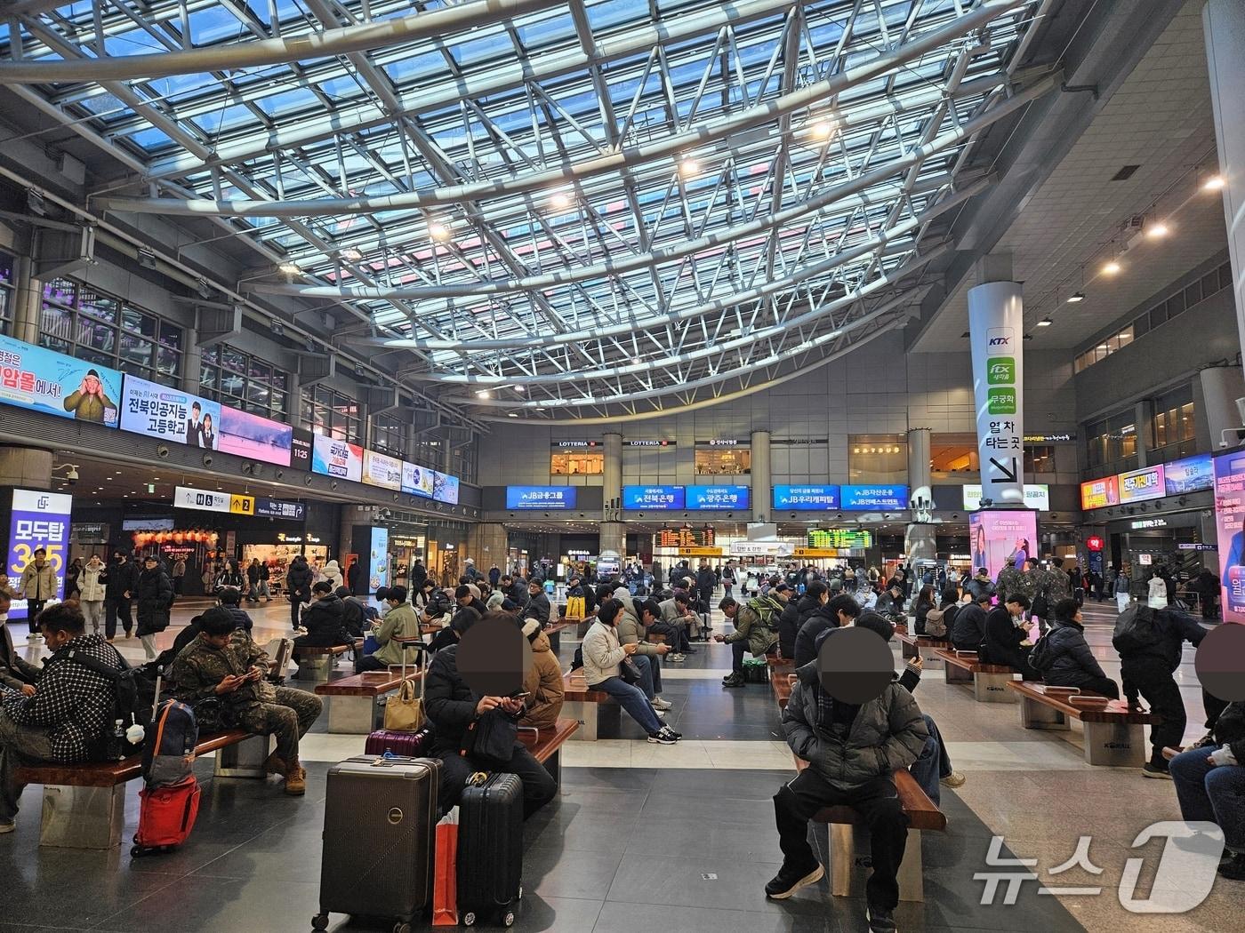 본문 이미지 - 설 연휴 마지막 날인 18일 서울 용산역이 기차를 기다리는 시민들로 붐비는 모습. 2026.2.14 ⓒ 뉴스1 유채연 기자