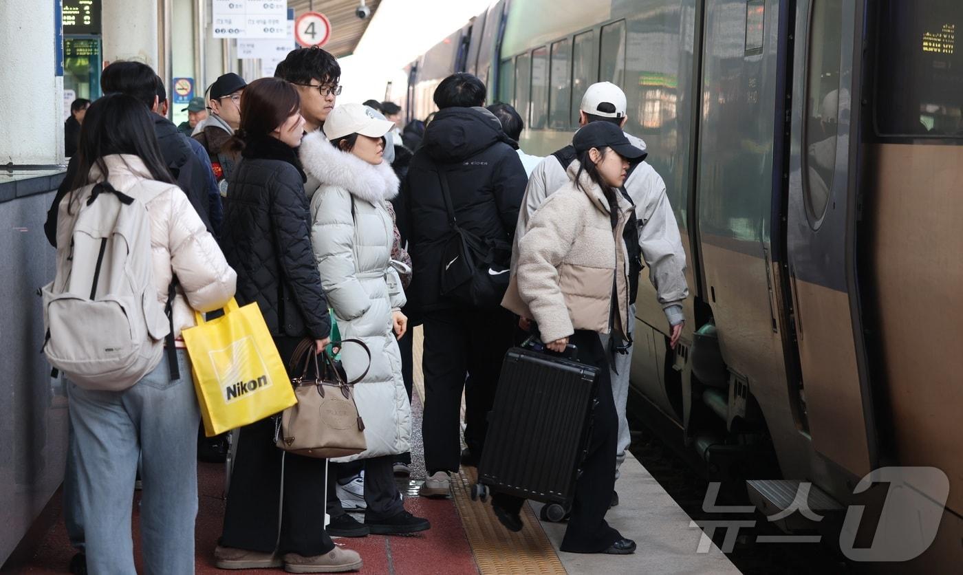본문 이미지 - 설 연휴 마지막 날인 18일 전북 전주시 전주역에서 귀경객들이 열차에 오르고 있다. 2026.2.18 ⓒ 뉴스1 유경석 기자