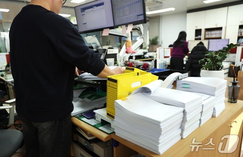 본문 이미지 - 종이 서류를 처리하는 단양군청 공무원. (단양군 제공. 재판매 및 DB금지) /뉴스1 