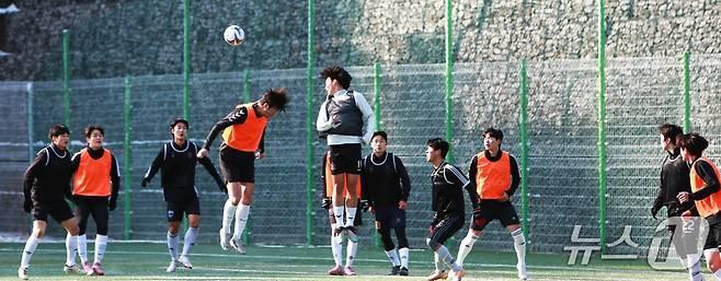 본문 이미지 -  지난달 열린 제천 시민축구단 선수 선발 공개 테스트./뉴스1 손도언 기자