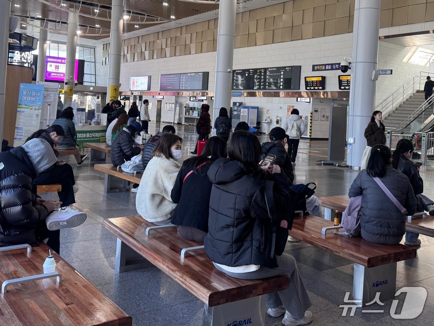 본문 이미지 - 18일 울산 태화강역에는 고향집을 떠나 다시 일상으로 복귀하려는 귀경객들의 발걸음이 이어지고 있다.2026.02.18./뉴스1 김세은 기자