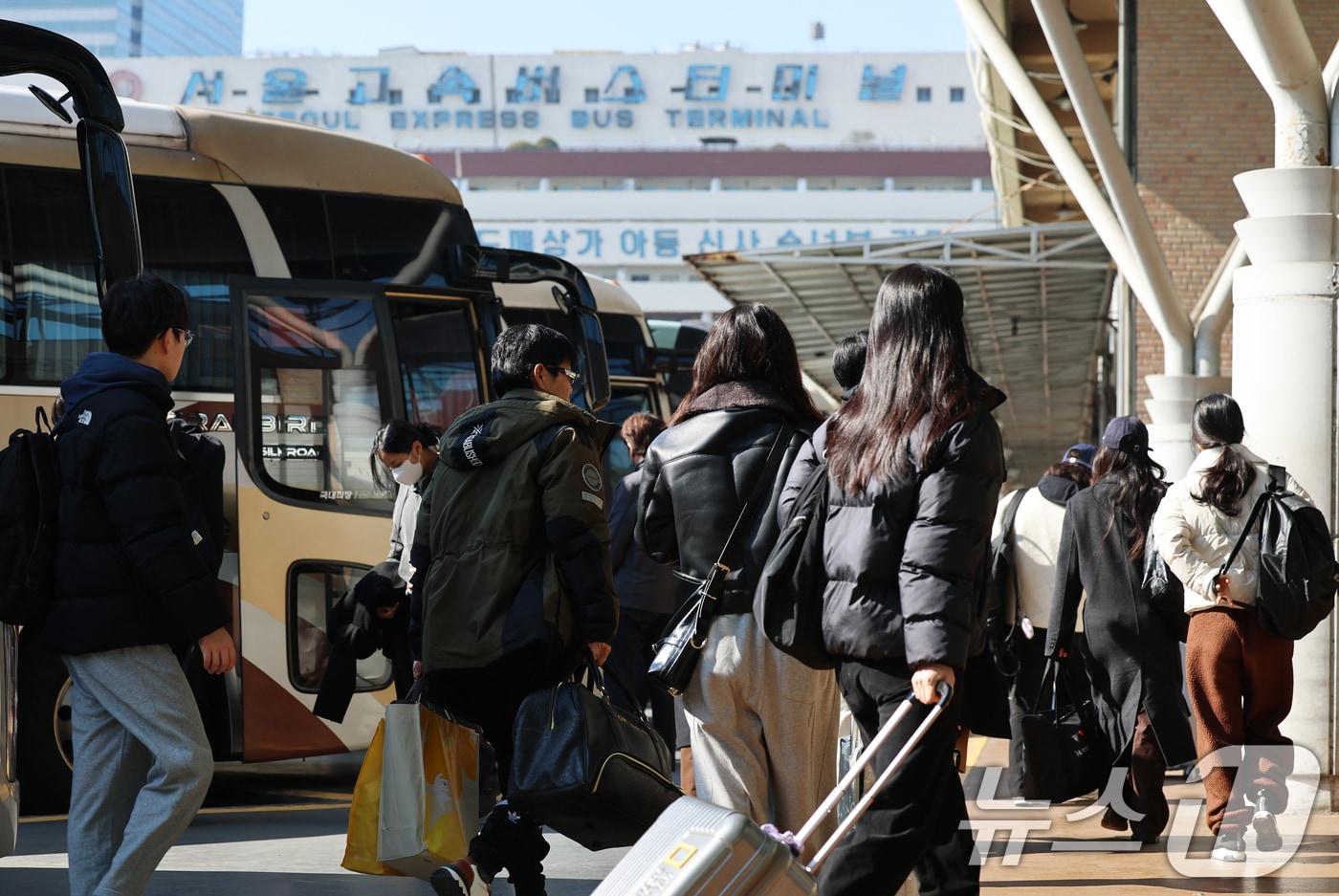 본문 이미지 - 설 연휴 마지막 날인 18일 서울 서초구 강남고속버스터미널에서 귀경객들이 버스에서 내려 귀가하고 있다. 한국도로공사는 교통 혼잡이 오후 3~4시께 정점을 찍은 뒤 오후 11~12시 사이 점차 해소될 것으로 내다보고 있다. 2026.2.18 ⓒ 뉴스1 오대일 기자