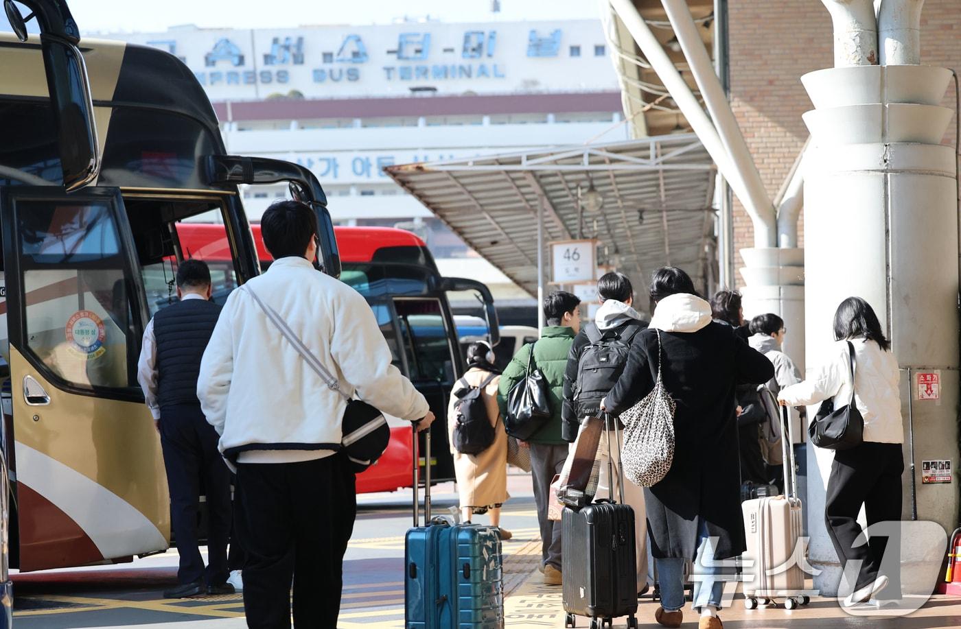 본문 이미지 - 설 연휴 마지막 날인 18일 서울 서초구 강남고속버스터미널에서 귀경객들이 버스에서 내려 귀가하고 있다. 한국도로공사는 교통 혼잡이 오후 3~4시께 정점을 찍은 뒤 오후 11~12시 사이 점차 해소될 것으로 내다보고 있다. 2026.2.18 ⓒ 뉴스1 오대일 기자