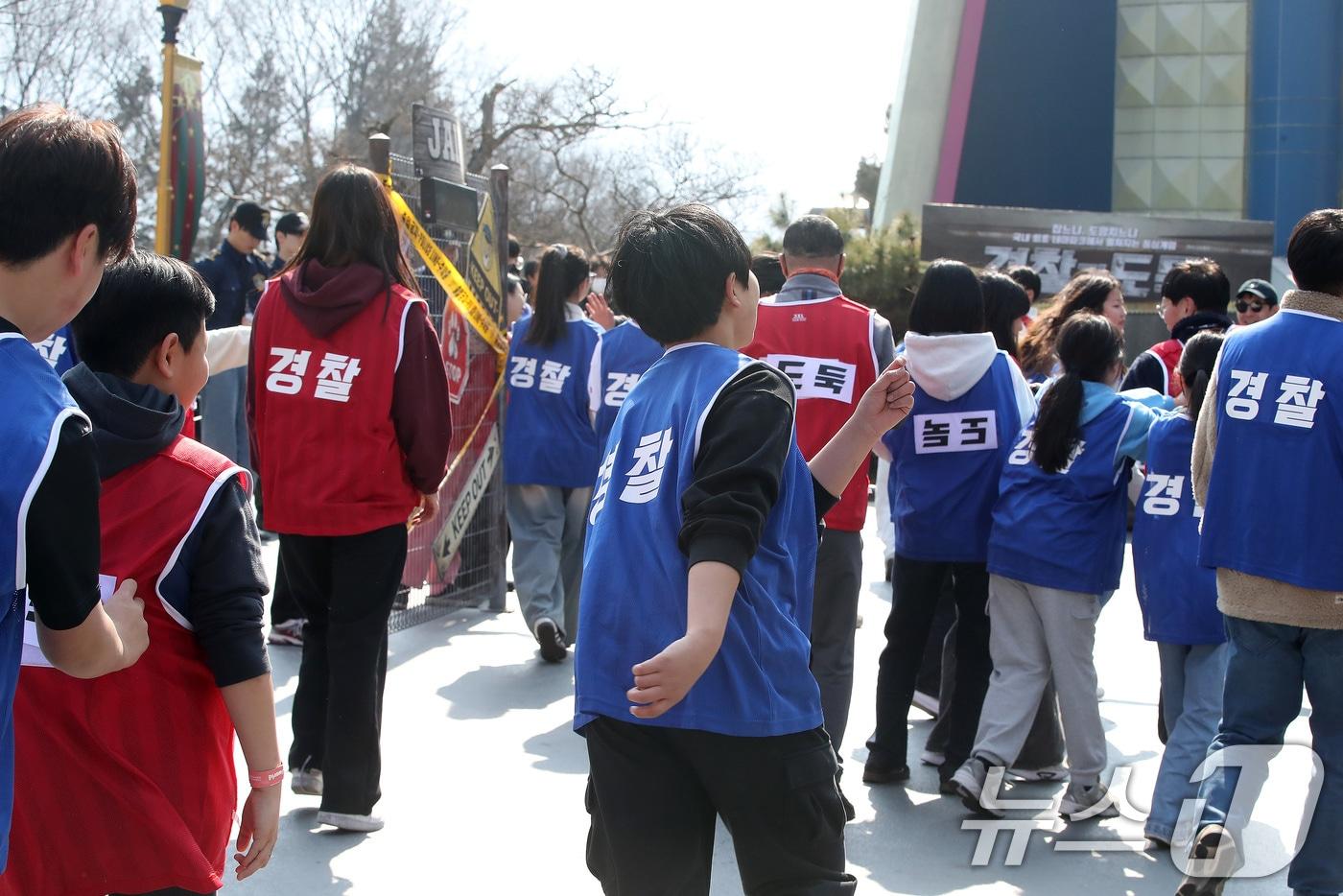 본문 이미지 - 설 연휴 마지막 날인 지난 18일 오후 대구 달서구 테마파크 이월드를 찾은 시민들이 경찰과 도둑으로 팀을 나눠 쫓고 쫓기는 추격전을 펼치는 '경도 게임'을 즐기고 있다. (사진은 기사 내용과 무관함)  ⓒ 뉴스1 공정식 기자