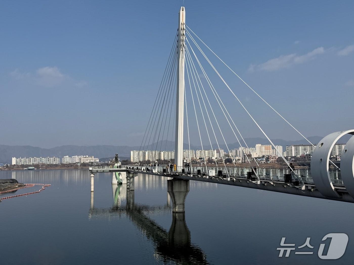 본문 이미지 - 18일 낮 강원 춘천 소양강스카이워크를 찾은 관광객과 시민들이 전망대까지 걸어가고 있다.2026.2.18 한귀섭 기자