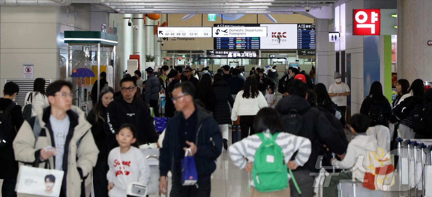 본문 이미지 - 설 연휴 마지막 날인 18일 오후 제주국제공항이 이용객들로 북적이고 있다. 2026.2.18 ⓒ 뉴스1 오미란 기자