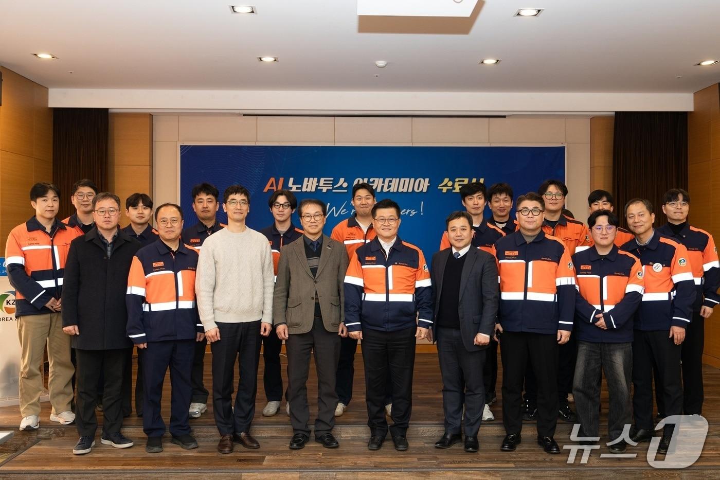 본문 이미지 - 지난 13일 고려아연 온산 교육장에서 'UNIST&times;고려아연 AI 노바투스 아카데미아'수료식을 개최했다.(UNIST 제공. 재판매 및 DB금지)/뉴스1