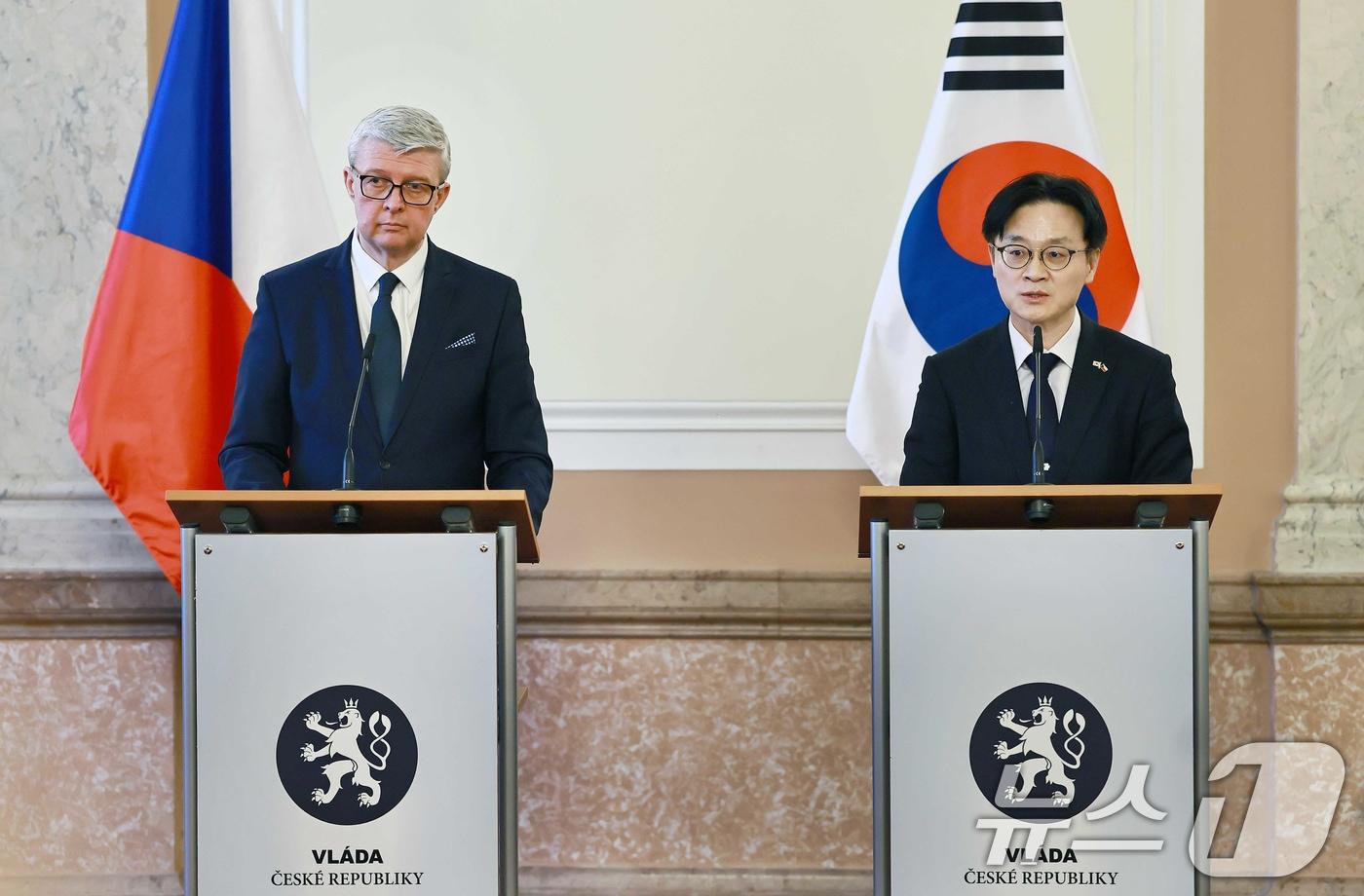 본문 이미지 - 김정관 산업통상부 장관이 지난 2월 16일(현지시간) 체코 총리실 컨퍼런스홀에서 카렐 하블리첵(Karel Havlicek)체코 산업통상부 장관을 비롯한 한 체코 양국 정부 및 관계자 등이 참석한 가운데 두산에너빌리티와 두산스코다파워 간 터빈 공급 계약 등 우리 기업과 체코 기업 간 2건의 하도급 계약 서명식에 임석한 후 공동기자 회견을 가졌다. (산업통상부 제공. 재판매 및 DB 금지)ⓒ 뉴스1