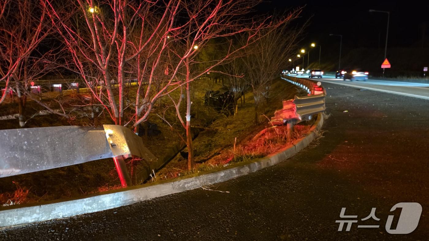 본문 이미지 - 18일 오전 5시 32분쯤 경남 밀양시 상동면 신대구부산고속도로 대구 방향 50㎞ 지점에서 A 씨(40대)가 몰던 승합차가 가드레일을 들이받고 도로 밖 경사지로 추락해 전도됐다. 사진은 사고 현장 모습(독자제공. 재판매 및 DB금지)