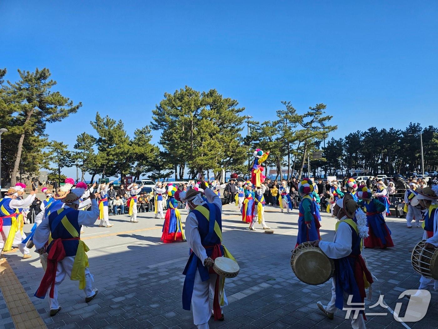 본문 이미지 - 강릉 경포에서 진행된 설 맞이 행사.(강릉시 제공, 재판매 및 DB금지)