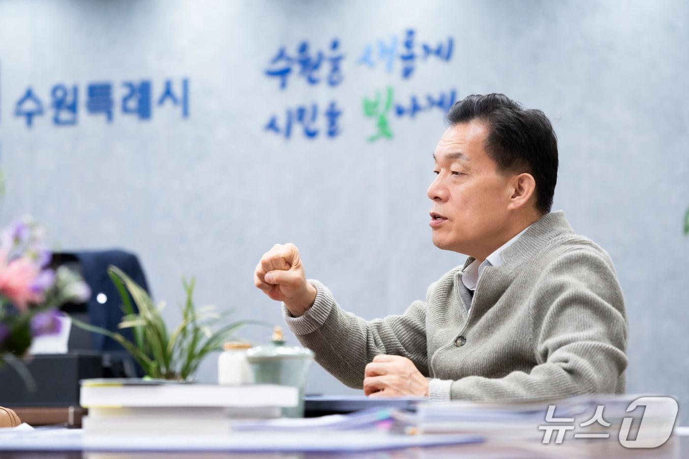 본문 이미지 - 이재준 경기 수원시장이 지난 13일 시청 집무실에서 뉴스1과 인터뷰를 진행하고 있다. (수원시 제공. 재판매 및 DB 금지) 2026.2.18/뉴스1 ⓒ 뉴스1