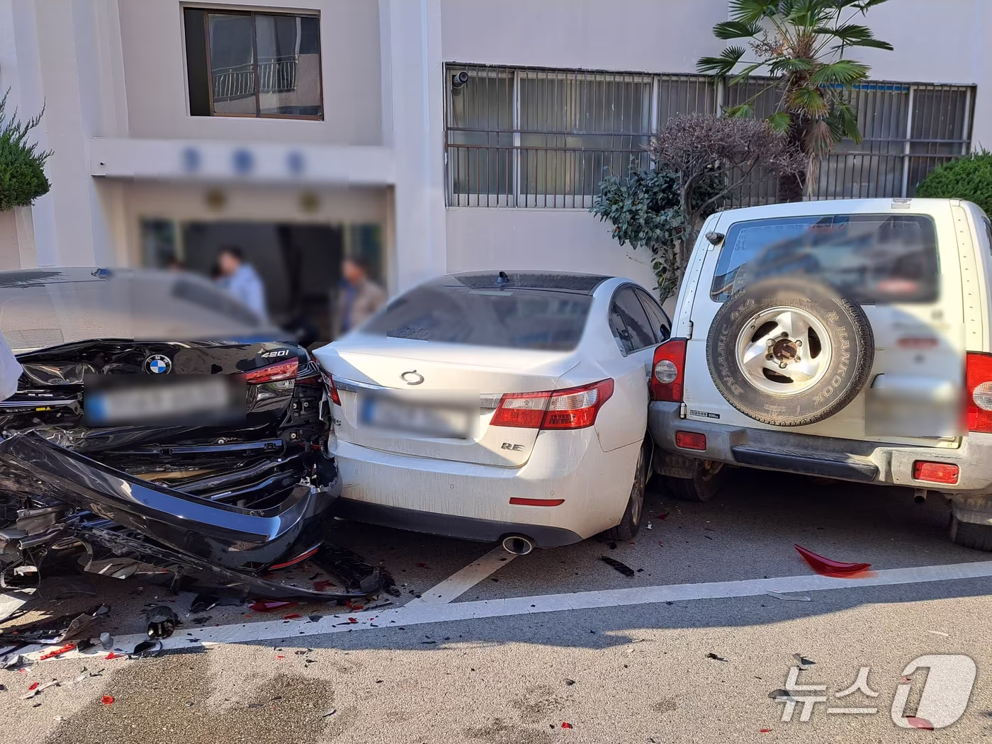 본문 이미지 - 18일 오전 9시쯤 부산시 영도구 한 아파트 주차장에서 70대 A 씨가 주차하던 중 다른 차 7대를 잇달아 들이받는 사고를 냈다. 사진은 사고 현장 모습(부산 영도경찰서 제공. 재판매 및 DB금지)