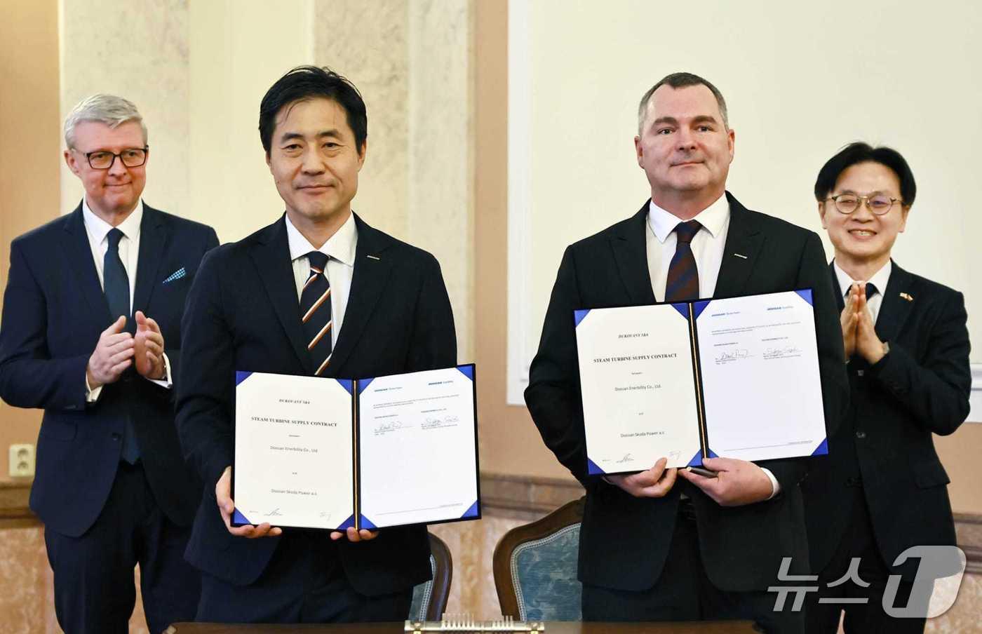 본문 이미지 - 체코 수도 프라하에서 16일(현지시각) 열린 체코 두코바니 5·6호기 원전 증기터빈 구매 계약 서명식에서 (왼쪽부터) 카렐 하블리체크 체코 부총리 겸 산업통상부 장관, 손승우 두산에너빌리티 파워서비스BG장, 다니엘 프로차즈카 두산스코다파워 최고운영책임자(COO), 김정관 한국 산업통상부 장관 등이 기념 사진을 촬영한 모습(두산에너빌리티 제공). 2026.01.16.