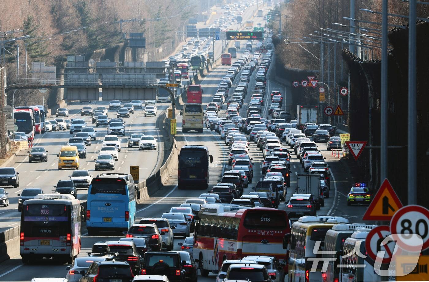 본문 이미지 - 서울 서초구 잠원IC 인근 경부고속도로 상행선(왼쪽)·하행선 방향 차량들이 서행하고 있다. 2026.2.18 ⓒ 뉴스1 오대일 기자