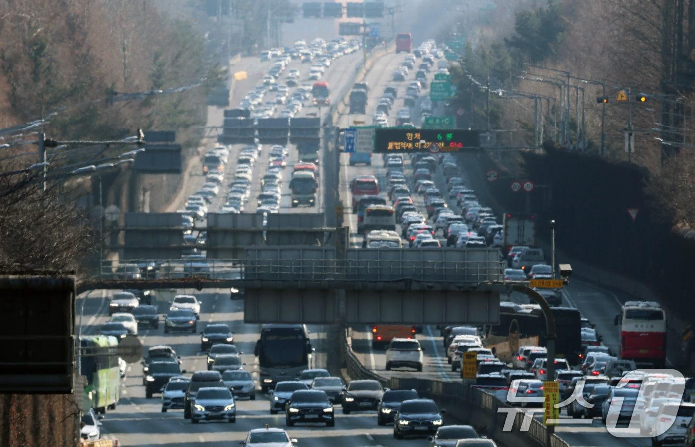 본문 이미지 - 설 연휴 마지막 날인 18일 오후 서울 서초구 잠원IC 인근 경부고속도로 상행선(왼쪽)·하행선 방향 차량들이 서행하고 있다. 한국도로공사는 교통 혼잡이 오후 3~4시께 정점을 찍은 뒤 오후 11~12시 사이 점차 해소될 것으로 내다보고 있다. 이날 전국 고속도로 교통량은 전날(615만대)보다 줄어든 485만대로 예상된다. 2026.2.18 ⓒ 뉴스1 오대일 기자