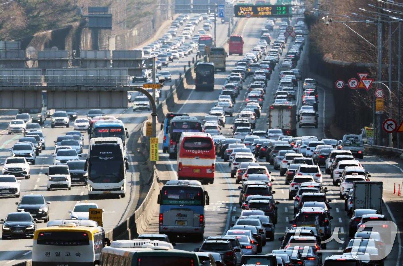 본문 이미지 - 설 연휴 마지막 날인 18일 오후 서울 서초구 잠원IC 인근 경부고속도로 상행선(왼쪽)·하행선 방향 차량들이 서행하고 있다. 한국도로공사는 교통 혼잡이 오후 3~4시께 정점을 찍은 뒤 오후 11~12시 사이 점차 해소될 것으로 내다보고 있다. 이날 전국 고속도로 교통량은 전날(615만대)보다 줄어든 485만대로 예상된다. 2026.2.18 ⓒ 뉴스1 오대일 기자
