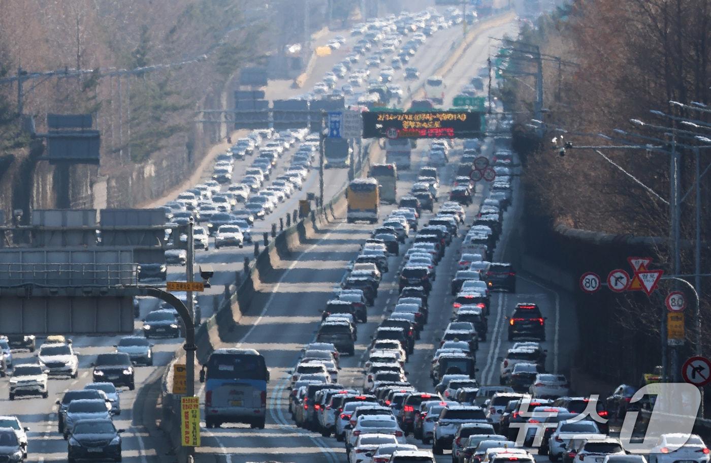 본문 이미지 - 설 연휴 마지막 날인 18일 오후 서울 서초구 잠원IC 인근 경부고속도로 상행선(왼쪽)·하행선 방향 차량들이 서행하고 있다. 한국도로공사는 교통 혼잡이 오후 3~4시께 정점을 찍은 뒤 오후 11~12시 사이 점차 해소될 것으로 내다보고 있다. 이날 전국 고속도로 교통량은 전날(615만대)보다 줄어든 485만대로 예상된다. 2026.2.18 ⓒ 뉴스1 오대일 기자
