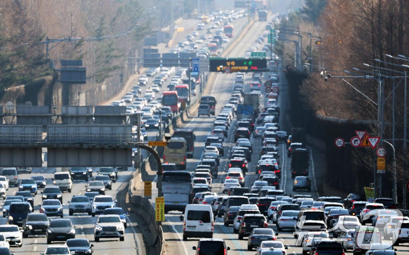 본문 이미지 - 25일 금융감독원은 ‘2025년 자동차보험 사업실적’을 발표했다. 사진은 설 연휴 마지막 날인 18일 오후 서울 서초구 잠원IC 인근 경부고속도로 상행선(왼쪽)·하행선 방향 차량들이 서행하고 있다.2026.2.18 ⓒ 뉴스1 오대일 기자