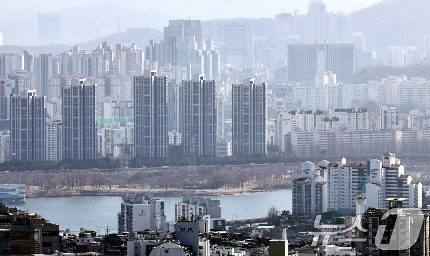 본문 이미지 -  서울 남산에서 바라본 서울 시내 아파트 단지의 모습. 2026.2.18 ⓒ 뉴스1 최지환 기자