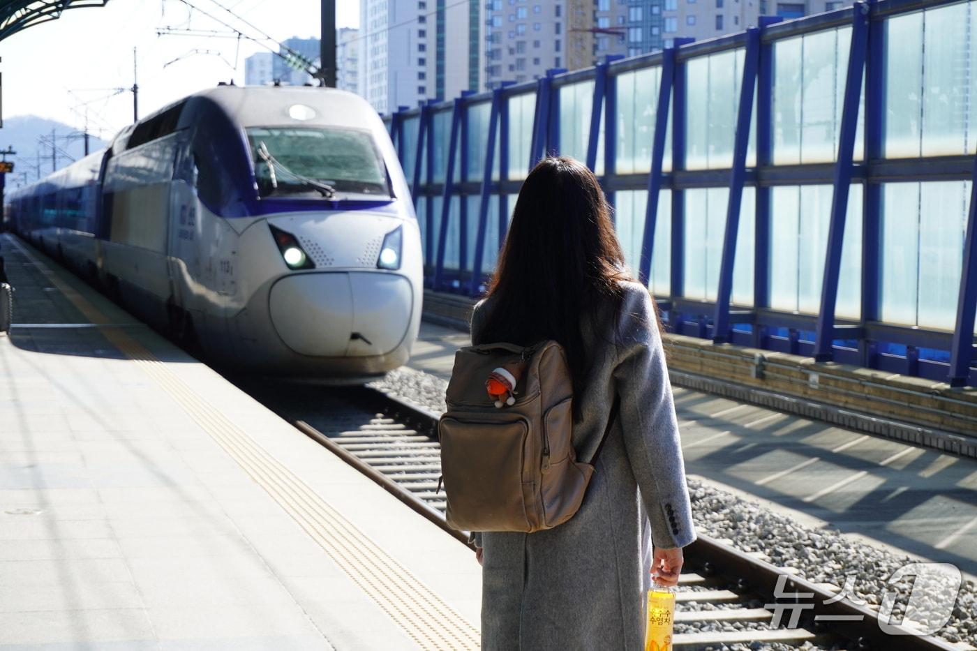 본문 이미지 - 천안아산역에서 KTX 승객이 승차를 준비하고 있다. 2026.2.18 ⓒ 뉴스1 최형욱 기자 
