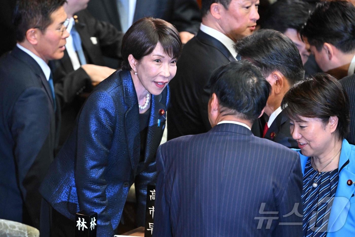 본문 이미지 - 다카이치 사나에 일본 총리가 18일 오후 도쿄 국회 중의원 본회의에서 실시된 총리 지명선거에서 의원들과 대화하고 있다. ⓒ AFP=뉴스1