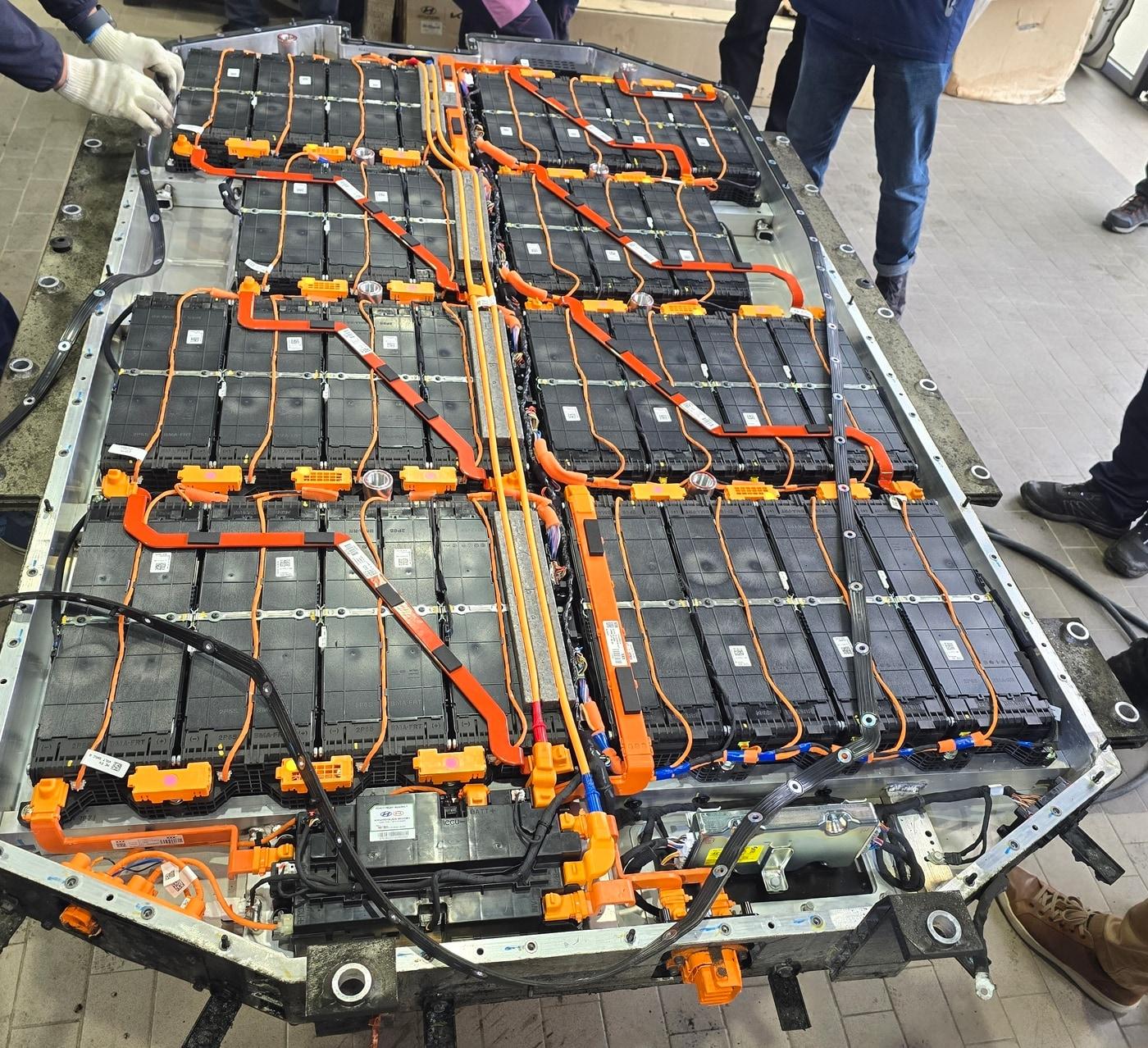 본문 이미지 - 서울 서대문구 연희동 주택가에서 발생한 화재로 전기차 2대가 소실됐다. 당시 차량 중 한대인 현대자동차 '아이오닉 5'의 고전압 배터리 팩이 온전한 상태로 발견된 모습(자동차 동호회 홈페이지 갈무리). 2026.02.18.