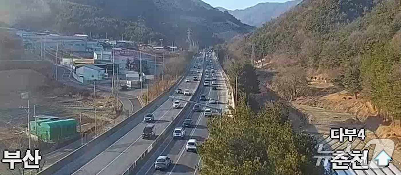 본문 이미지 - 대구권 고속도로의 교통 흐름이 대부분 원활한 가운데 18일 오후 5시 현재 중앙고속도로 춘천방향 동명에서 다부터널 구간에서 차량 운행이 지체되고 있다. 사진은 한국도로공사 CCTV 영상 갈무리.(재판매 및 DB금지)