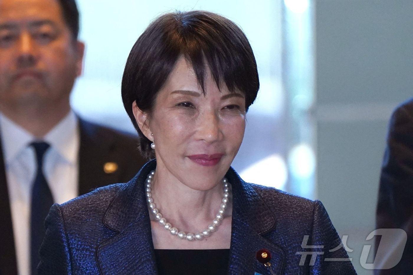 본문 이미지 - 18일 일본 자민당 총재이자 일본 총리인 다카이치 사나에가 국회에서 총리로 임명된 뒤 총리 관저에 들어서고 있다. ⓒ AFP=뉴스1