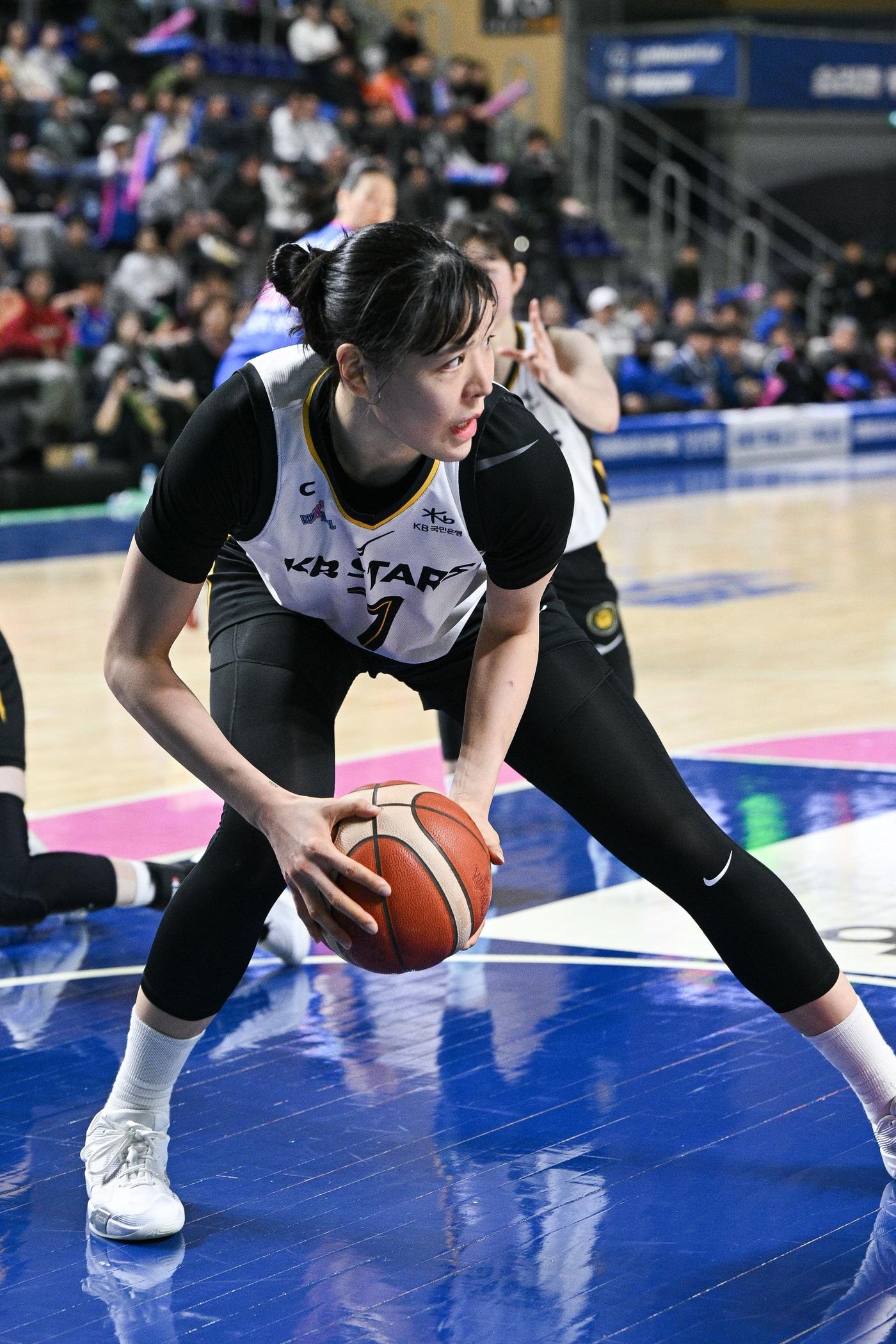 본문 이미지 - 청주 KB스타즈 박지수가 18일 열린 2025-26 여자프로농구 용인 삼성생명전에서 25점 12리바운드로 활약했다. (WKBL 제공)