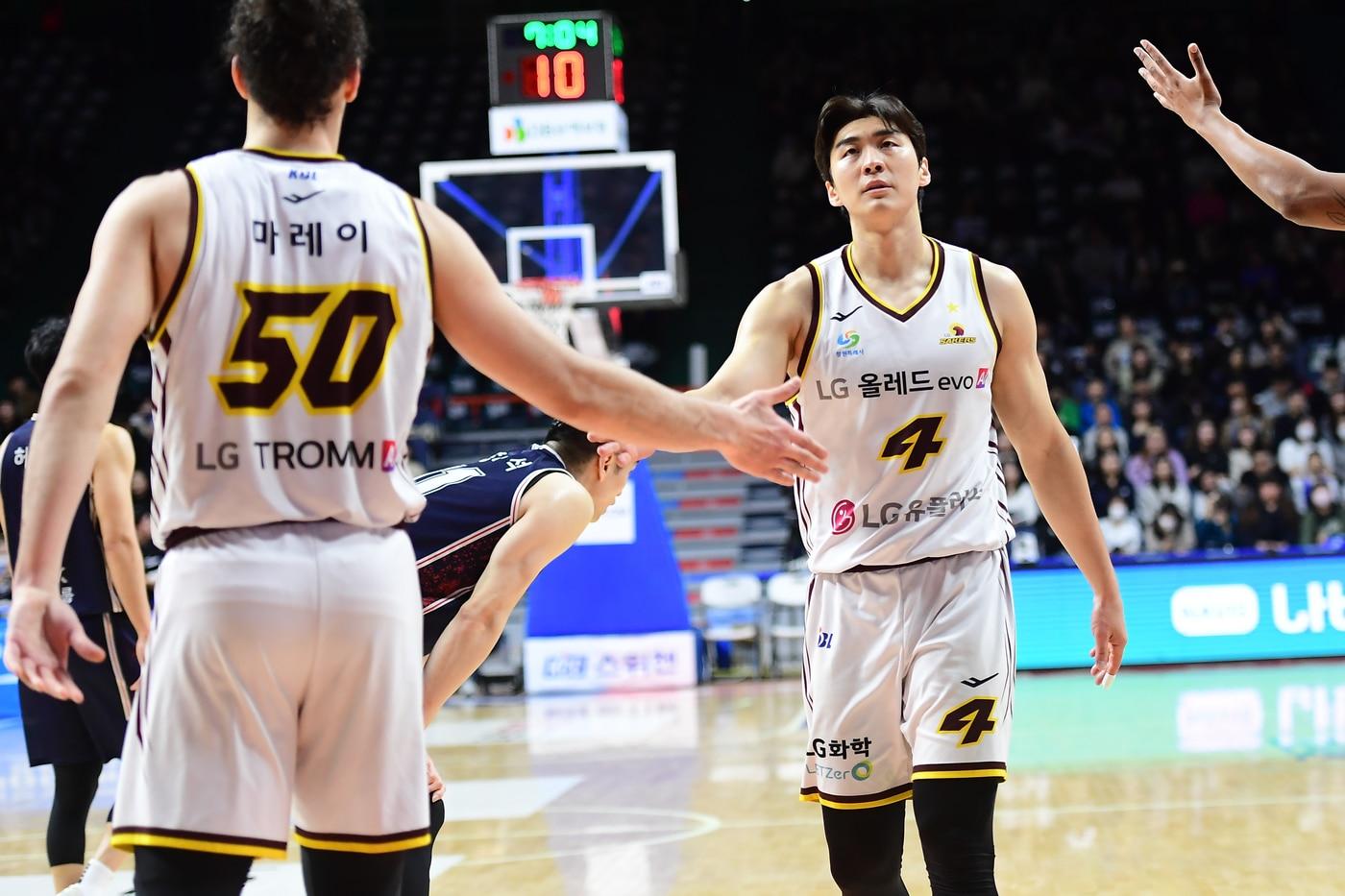 본문 이미지 - 창원 LG의 양홍석(오른쪽)과 아셈 마레이가 18일 열린 부산 KCC와 2025-26 프로농구 경기에서 맹활약하며 팀의 94-74 승리를 이끌었다. (KBL 제공)