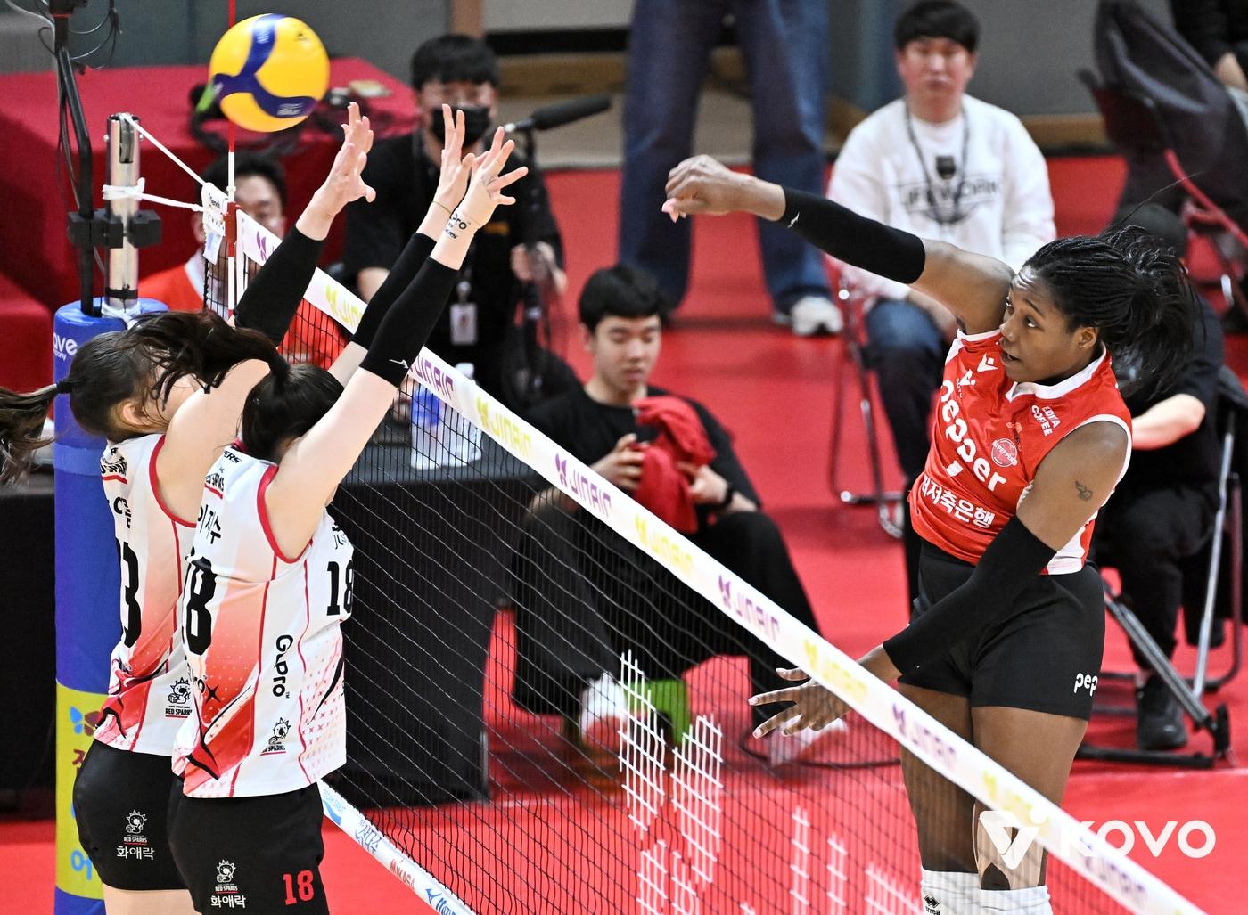 본문 이미지 - 페퍼저축은행 외국인 선수 조이(오른쪽)가 18일 열린 2025-26 V리그 여자부 5라운드 정관장전에서 40점을 올리며 팀 승리를 이끌었다. (KOVO 제공)