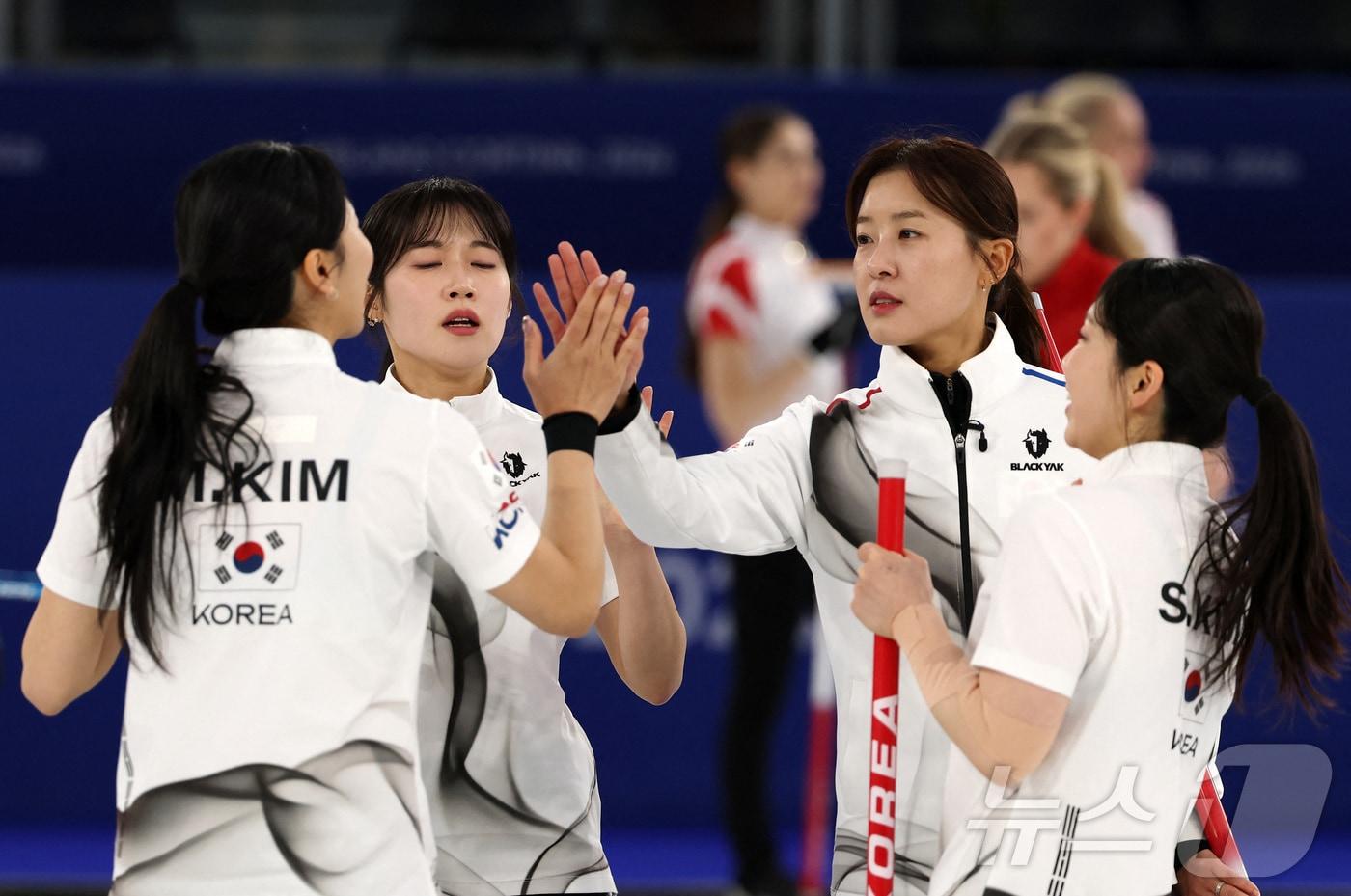 본문 이미지 - 한국 여자 컬링 대표팀은 18일 열린 2026 밀라노·코르티나담페초 동계 올림픽 라운드로빈 8차전에서 스웨덴을 8-3으로 꺾고, 4강 진출의 희망을 키웠다. ⓒ 로이터=뉴스1