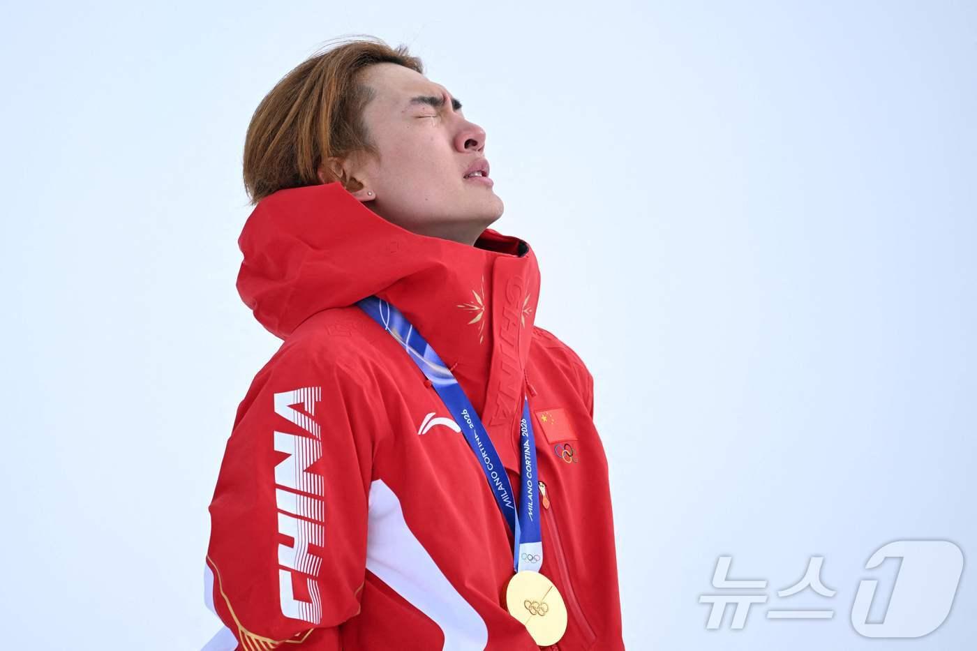 본문 이미지 - 중국 쑤이밍이 18일 2026 밀라노·코르티나담페초 동계 올림픽 스노보드 남자 슬로프스타일 우승을 차지한 뒤 기뻐하고 있다. ⓒ AFP=뉴스1