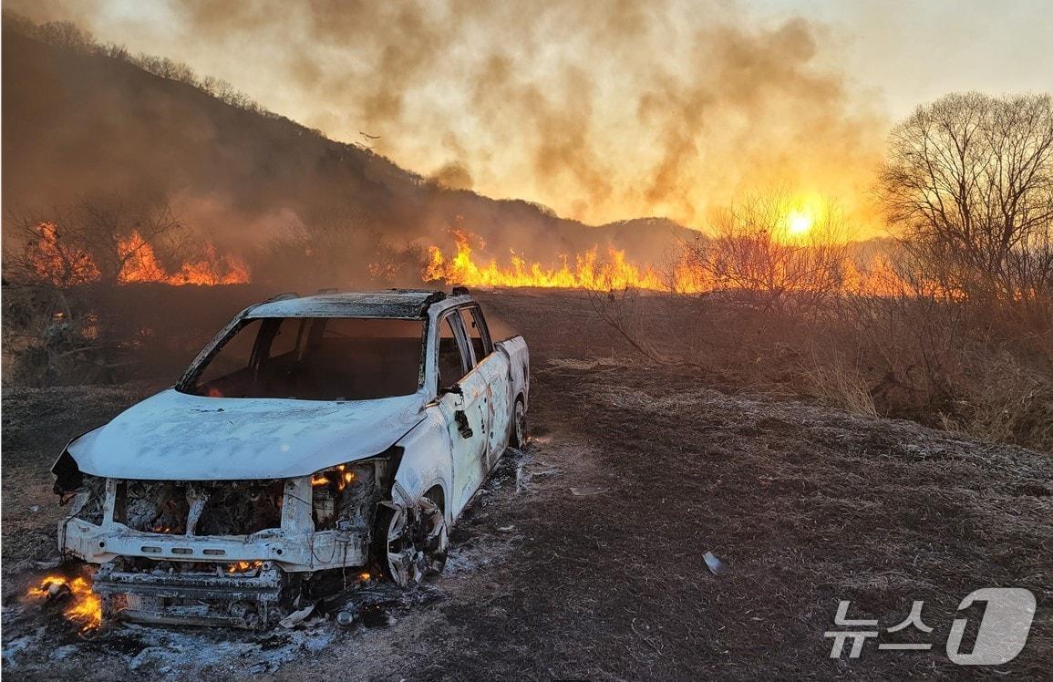 본문 이미지 - 18일 오후 5시5분쯤 경북 영천시 금호읍 황정리 하천에 주차된 승용차에서 불이 나 3시간 24분만에 진화됐다.(경북소방본부 제공, 재판매 및 DB 금지)