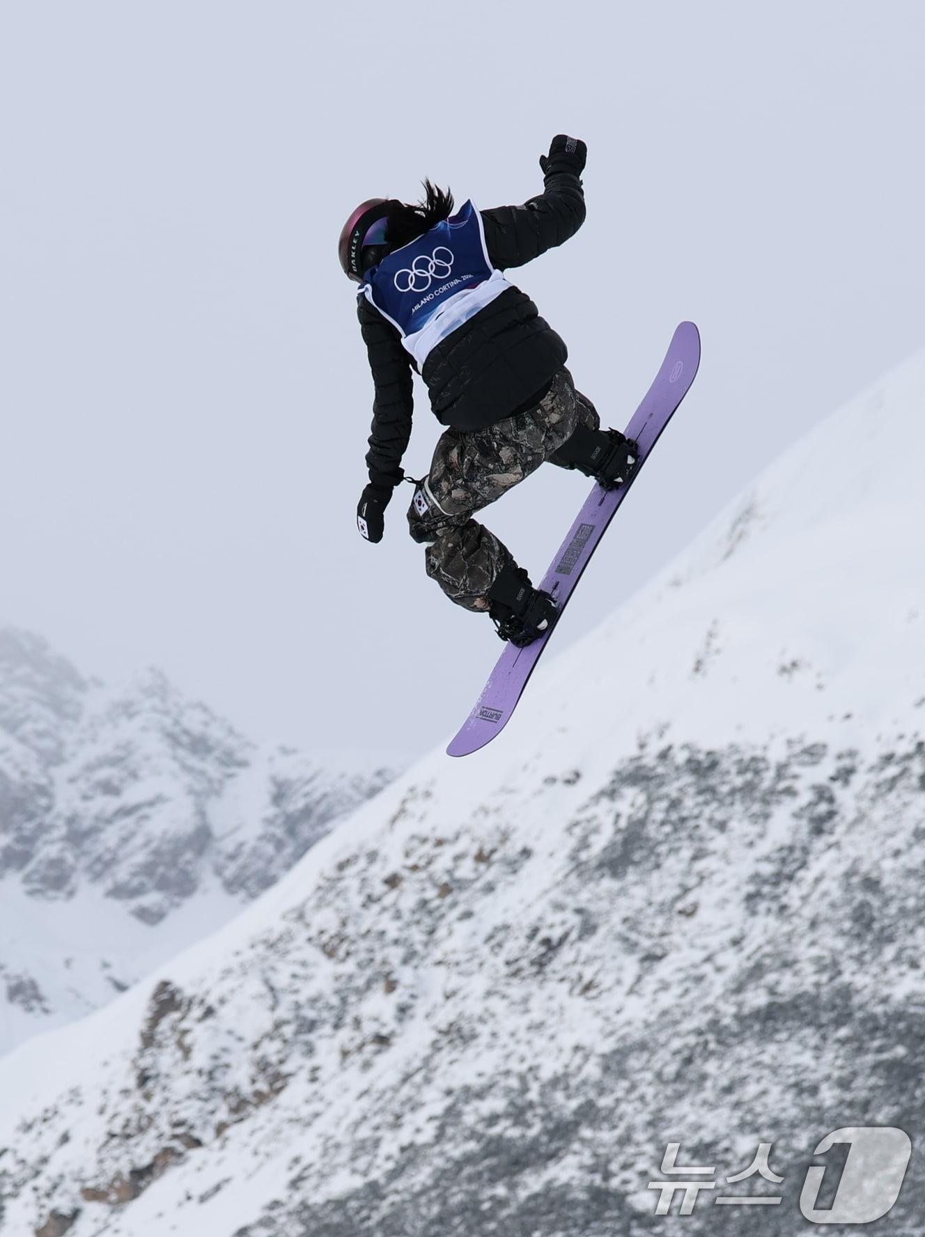본문 이미지 - 스노보드 유승은이 18일(한국시간) 이탈리아 리비뇨 스노파크에서 열린 2026 밀라노·코르티나담페초 동계올림픽 스노보드 여자 슬로프스타일 결선에 출전해 경기를 펼치고 있다. 2026.2.18 ⓒ 뉴스1 김진환 기자