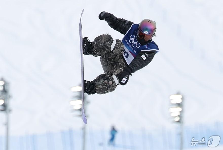 본문 이미지 - 스노보더 유승은이 18일(현지시간) 이탈리아 리비뇨 스노파크에서 열린 2026 밀라노·코르티나담페초 동계올림픽 스노보드 여자 슬로프스타일 결선에 출전해 경기를 펼치고 있다. 2026.2.18 ⓒ 뉴스1 김진환 기자