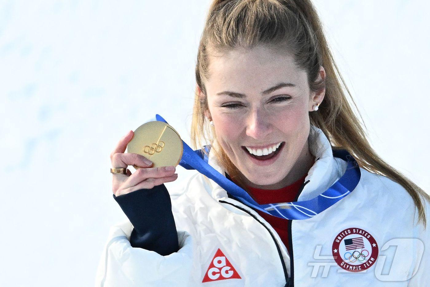 본문 이미지 - 미케일라 시프린이 18일(한국시간) 이탈리아 코르티나담페초의 토파네 알파인스키 센터에서 열린 2026 밀라노 ·르티나담페초 동계 올림픽 알파인스키 여자 회전에서 금메달을 획득 후 기뻐하고 있다. ⓒ AFP=뉴스1