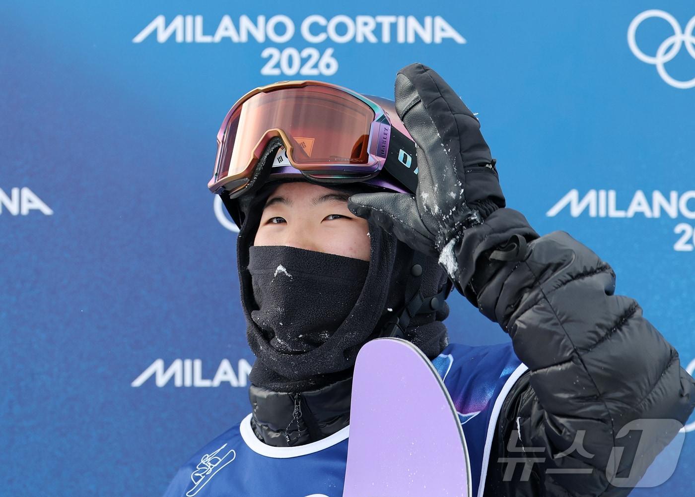 본문 이미지 - 스노보드 유승은이 18일(현지시간) 이탈리아 리비뇨 스노파크에서 열린 2026 밀라노·코르티나담페초 동계올림픽 스노보드 여자 슬로프스타일 3차 결선을 마친 뒤 미소를 짓고 있다. 유승은은 최종 34.18점을 기록, 결선 출전 12명 중 최하위에 머물며 멀티 메달 도전에 실패했다. 2026.2.18 ⓒ 뉴스1 김진환 기자