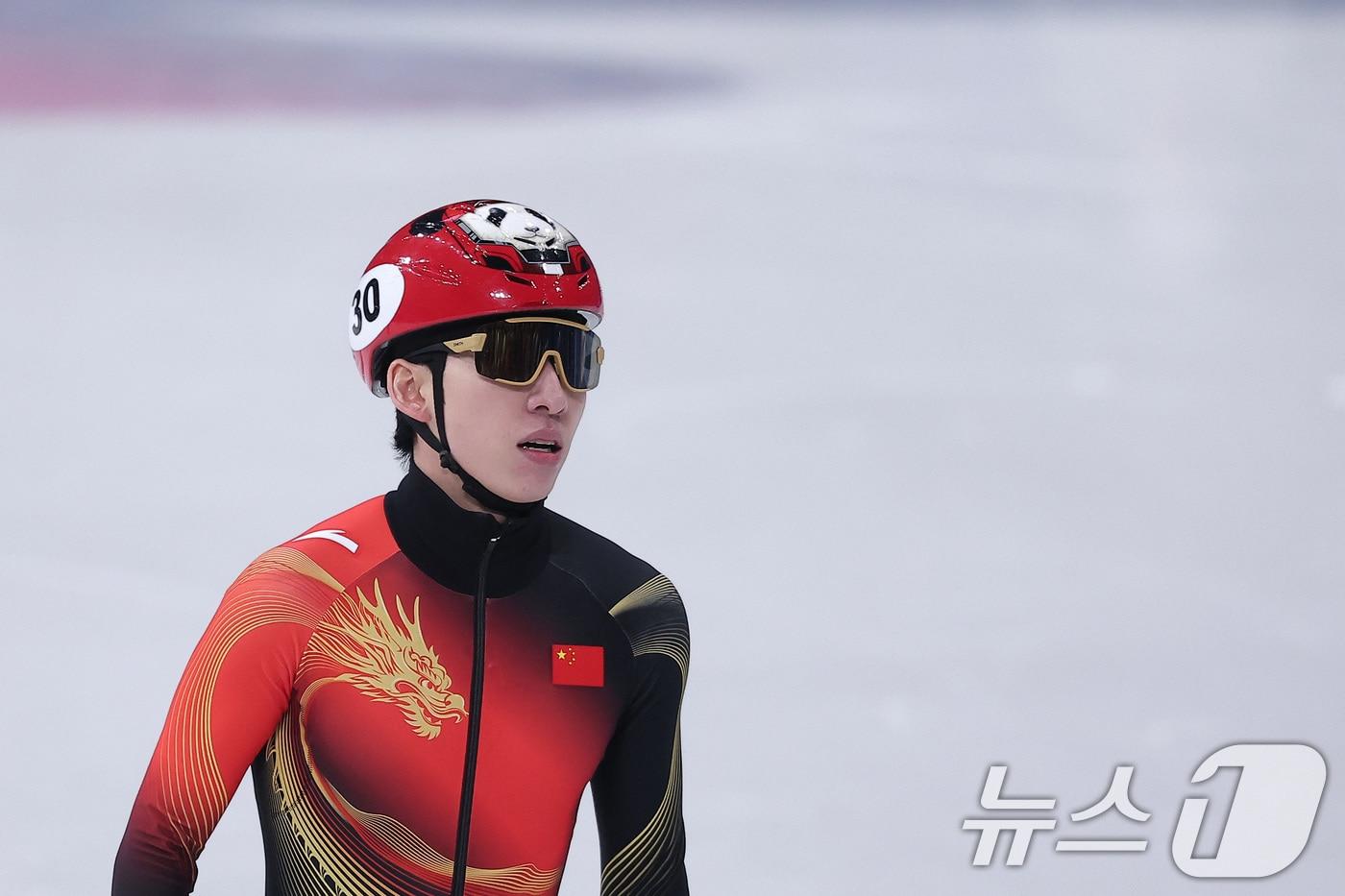 본문 이미지 - 중국 쇼트트랙 린샤오쥔(한국명 임효준)이 18일(현지시간) 이탈리아 밀라노 아이스스케이팅 아레나에서 열린 2026 밀라노·코르티나담페초 동계올림픽 쇼트트랙 남자 500m 준준결승에서 조4위로 결승선을 통과하며 준결승 진출에 실패한 후 아쉬워하고 있다. 2026.2.19 ⓒ 뉴스1 김성진 기자