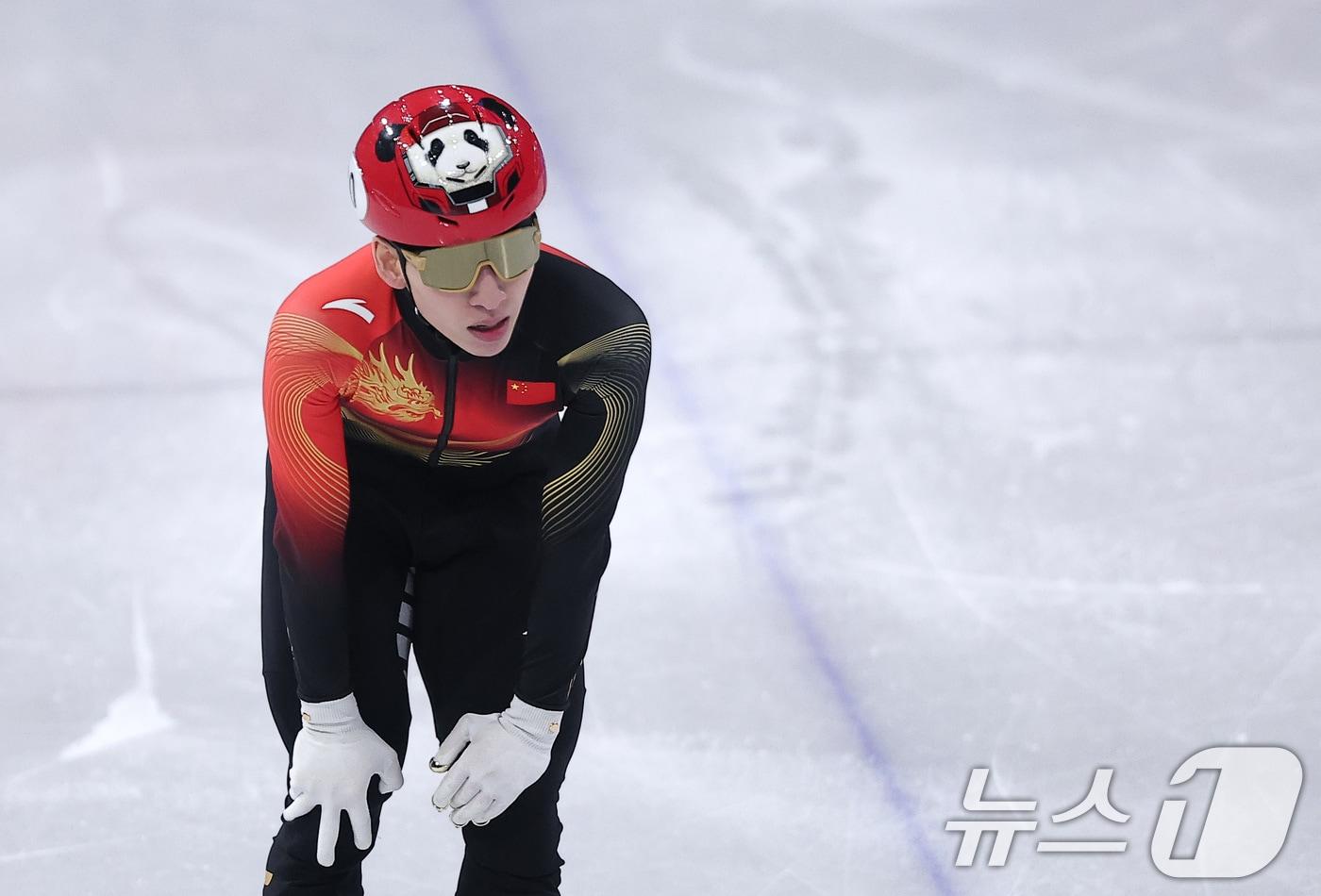 본문 이미지 - 중국 쇼트트랙 린샤오쥔(한국명 임효준)이 18일(현지시간) 이탈리아 밀라노 아이스스케이팅 아레나에서 열린 2026 밀라노·코르티나담페초 동계올림픽 쇼트트랙 남자 500m 준준결승에서 조4위로 결승선을 통과하며 준결승 진출에 실패한 후 아쉬워하고 있다. 2026.2.19 ⓒ 뉴스1 김성진 기자