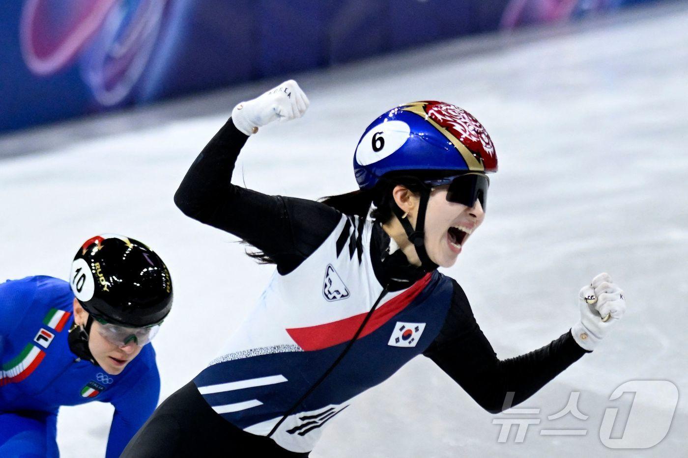 본문 이미지 - 한국 쇼트트랙 김길리가 밀라노 동계 올림픽 쇼트트랙 여자 3000m 계주에서 금메달을 확정한 뒤 환호하고 있다.ⓒ AFP=뉴스1