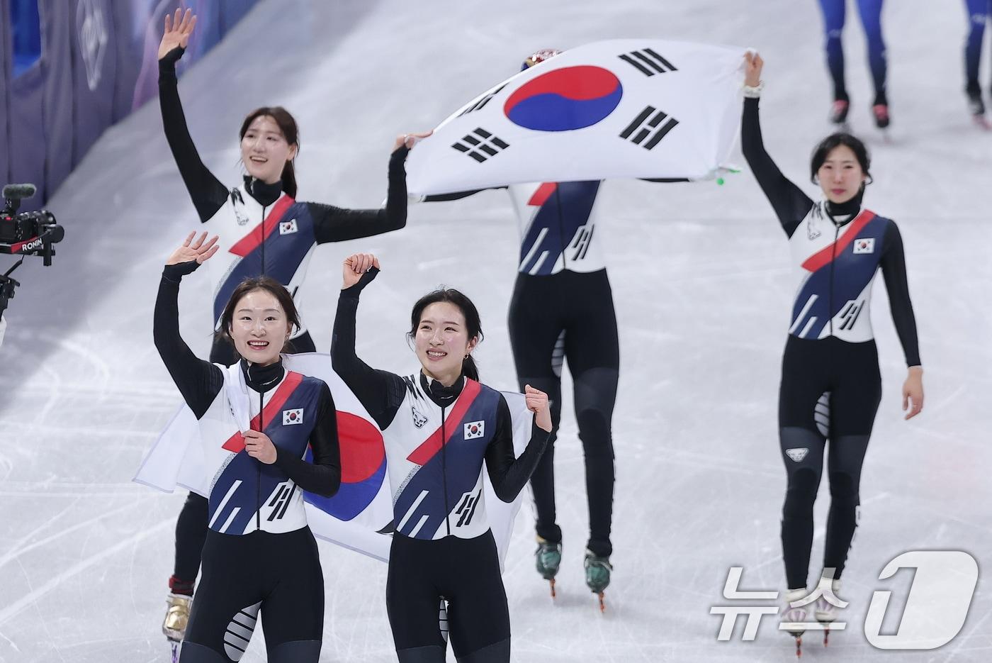 본문 이미지 - 대한민국 여자 쇼트트랙 대표팀이 18일(현지시간) 이탈리아 밀라노 아이스스케이팅 아레나에서 열린 2026 밀라노·코르티나담페초 동계올림픽 쇼트트랙 여자 3000m 계주 결승에서 금메달이 확정된 뒤 태극기를 흔들며 환호하고 있다. 2026.2.19 ⓒ 뉴스1 김성진 기자