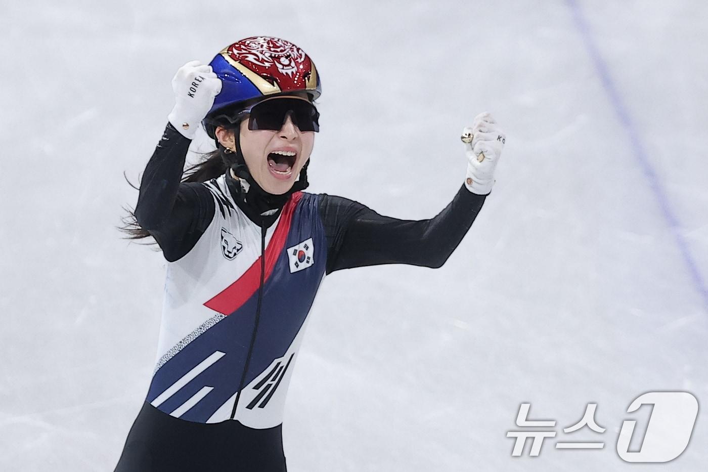 대한민국 여자 쇼트트랙 대표팀의 김길리가 18일(현지시간) 이탈리아 밀라노 아이스스케이팅 아레나에서 열린 2026 밀라노·코르티나담페초 동계올림픽 쇼트트랙 여자 3000m 계주 결승에서 금메달을 확정지은 후 포효하고 있다. 2026.2.19 ⓒ 뉴스1 김성진 기자