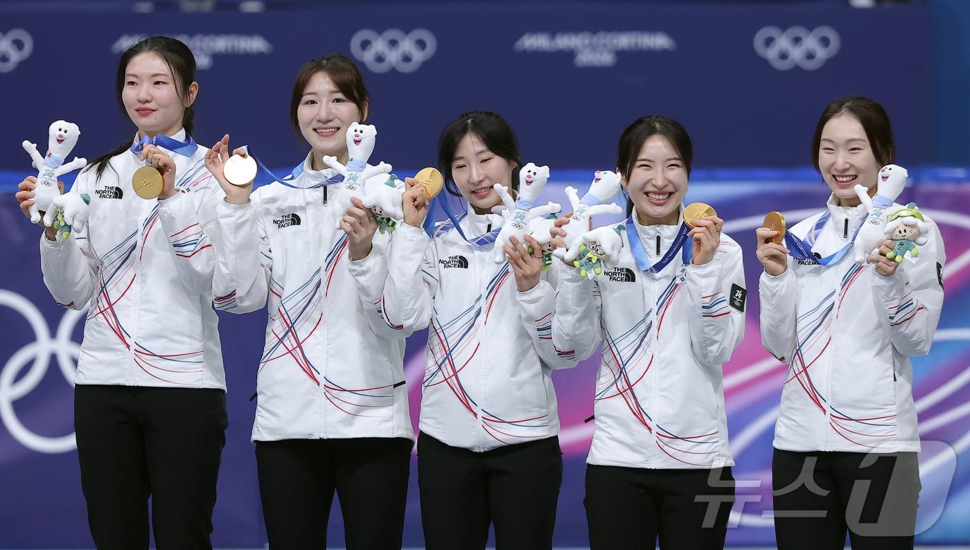 본문 이미지 - 밀라노 동계 올림픽 여자 3000m 계주에서 금메달을 딴 한국 여자 쇼트트랙 대표팀.ⓒ 뉴스1 김성진 기자