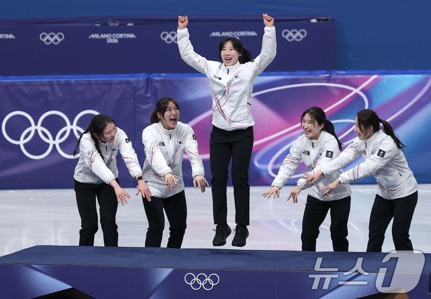 본문 이미지 - 대한민국 여자 쇼트트랙 대표팀 이소연이 18일(현지시간) 이탈리아 밀라노 아이스스케이팅 아레나에서 열린 2026 밀라노·코르티나담페초 동계올림픽 쇼트트랙 여자 3000m 계주 시상식에서 시상대에 오르고 있다. 2026.2.19 ⓒ 뉴스1 김성진 기자