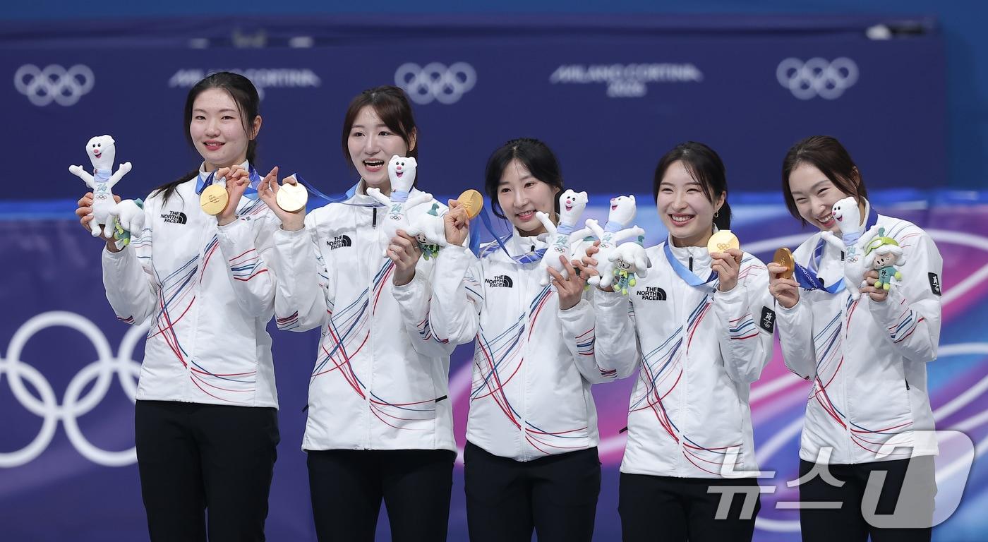 본문 이미지 - 대한민국 여자 쇼트트랙 대표팀 심석희(왼쪽부터), 노도희, 이소연, 김길리, 최민정이 18일(현지시간) 이탈리아 밀라노 아이스스케이팅 아레나에서 열린 2026 밀라노·코르티나담페초 동계올림픽 쇼트트랙 여자 3000m 계주 시상식에서 금메달을 들고 기뻐하고 있다. 2026.2.19 ⓒ 뉴스1 김성진 기자