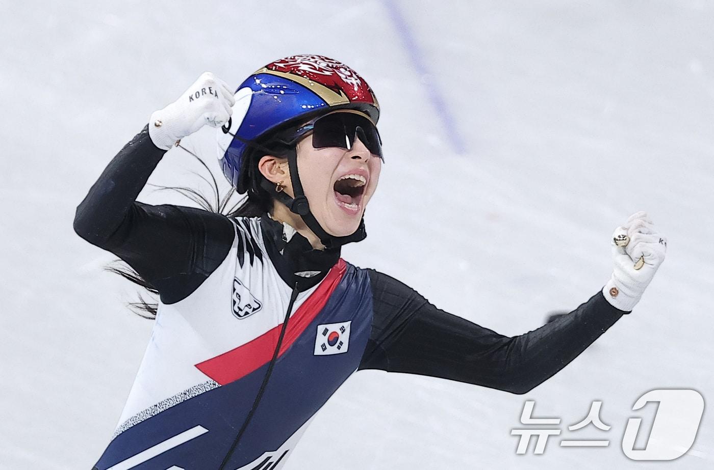 본문 이미지 - 대한민국 여자 쇼트트랙 대표팀 김길리가 18일(현지시간) 이탈리아 밀라노 아이스스케이팅 아레나에서 열린 2026 밀라노·코르티나담페초 동계올림픽 쇼트트랙 여자 3000m 계주 결승에서 금메달을 차지한 후 포효하고 있다. 2026.2.19 ⓒ 뉴스1 김성진 기자