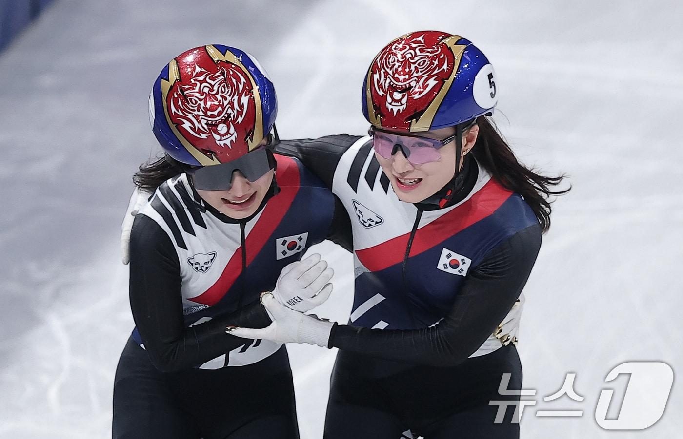 본문 이미지 - 대한민국 여자 쇼트트랙 대표팀 김길리(왼쪽)와 최민정이 18일(현지시간) 이탈리아 밀라노 아이스스케이팅 아레나에서 열린 2026 밀라노·코르티나담페초 동계올림픽 쇼트트랙 여자 3000m 계주 결승에서 금메달을 차지한 후 기뻐하고 있다. 2026.2.19 ⓒ 뉴스1 김성진 기자