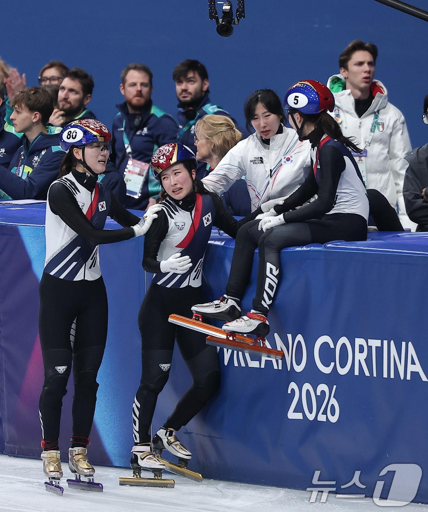 본문 이미지 - 대한민국 여자 쇼트트랙 대표팀 노도희(왼쪽부터), 김길리, 이소연, 최민정이 18일(현지시간) 이탈리아 밀라노 아이스스케이팅 아레나에서 열린 2026 밀라노·코르티나담페초 동계올림픽 쇼트트랙 여자 3000m 계주 결승에서 금메달을 차지한 후 기뻐하고 있다. 2026.2.19 ⓒ 뉴스1 김성진 기자